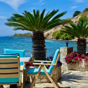 Stühle und Palmen an der Meerpromenade - Das Andere Paradies, Koroni
